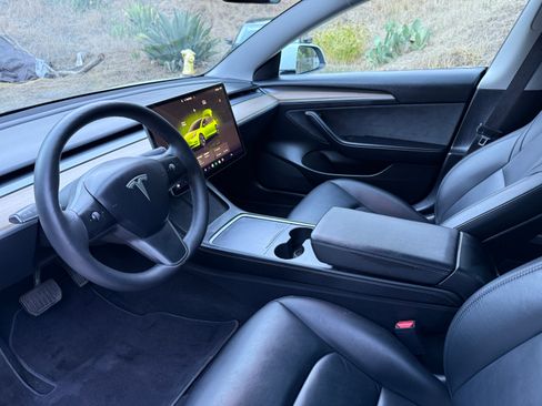 Used 2023 Tesla Model 3 Standard Range image 9