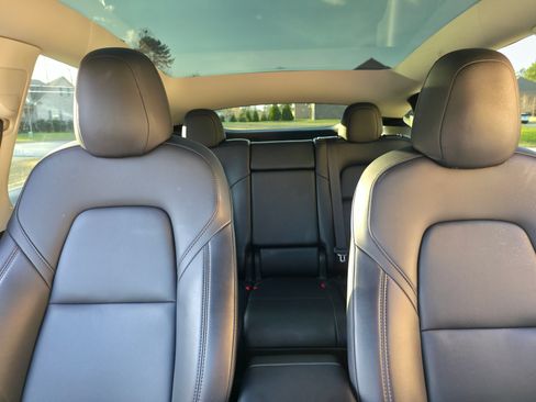 Used 2022 Tesla Model Y Long Range image 13