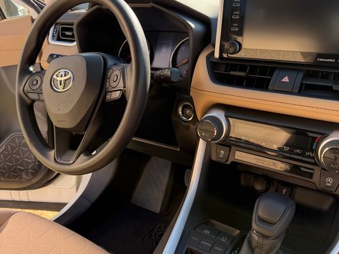 Used 2021 Toyota RAV4 XLE w/ Convenience Package FWD image 24