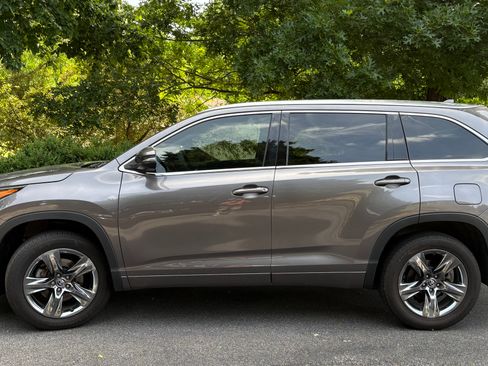 Used 2019 Toyota Highlander Limited Platinum FWD image 5