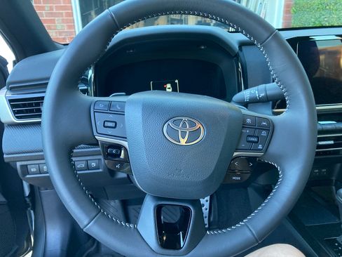 Used 2025 Toyota Camry SE image 9