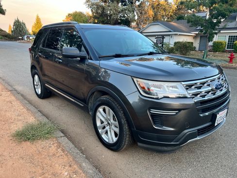 Used 2018 Ford Explorer XLT AWD/4WD image 8