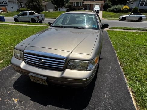 Used 2005 Ford Crown Victoria RWD image 4