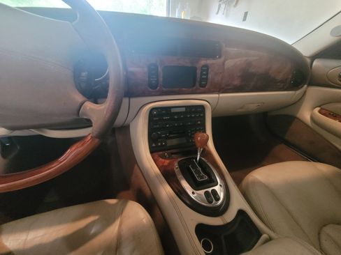 Used 2006 Jaguar XK8 Convertible image 9