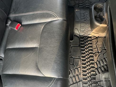 Used 2015 Jeep Wrangler Unlimited Rubicon AWD/4WD image 10