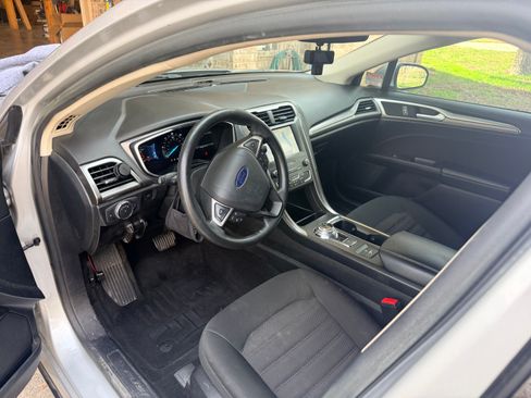 Used 2019 Ford Fusion SE image 2