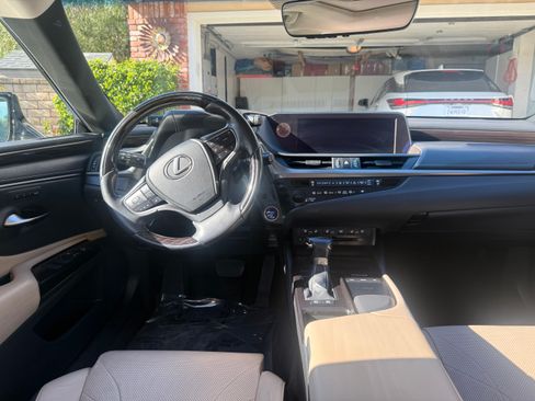 Used 2019 Lexus ES 300h w/ Accessory Package image 6