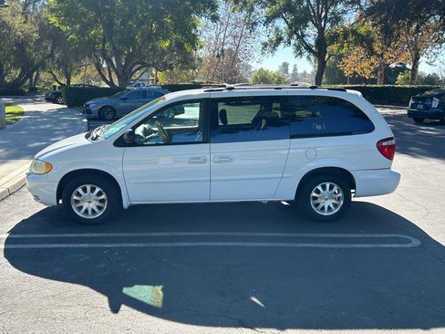 Used 2001 Chrysler Town & Country EX image 6