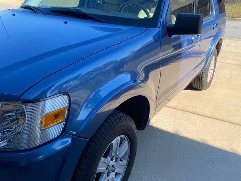 Used 2009 Ford Explorer XLT image 2