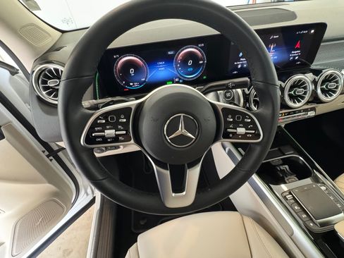 Used 2022 Mercedes-Benz EQB 300 4MATIC image 9