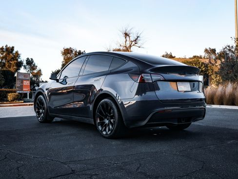 Used 2023 Tesla Model Y AWD image 6