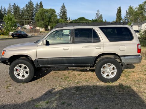 Used 1999 Toyota 4Runner SR5 AWD/4WD image 9