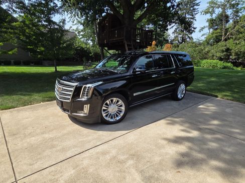 Used 2019 Cadillac Escalade ESV Platinum AWD/4WD image 2