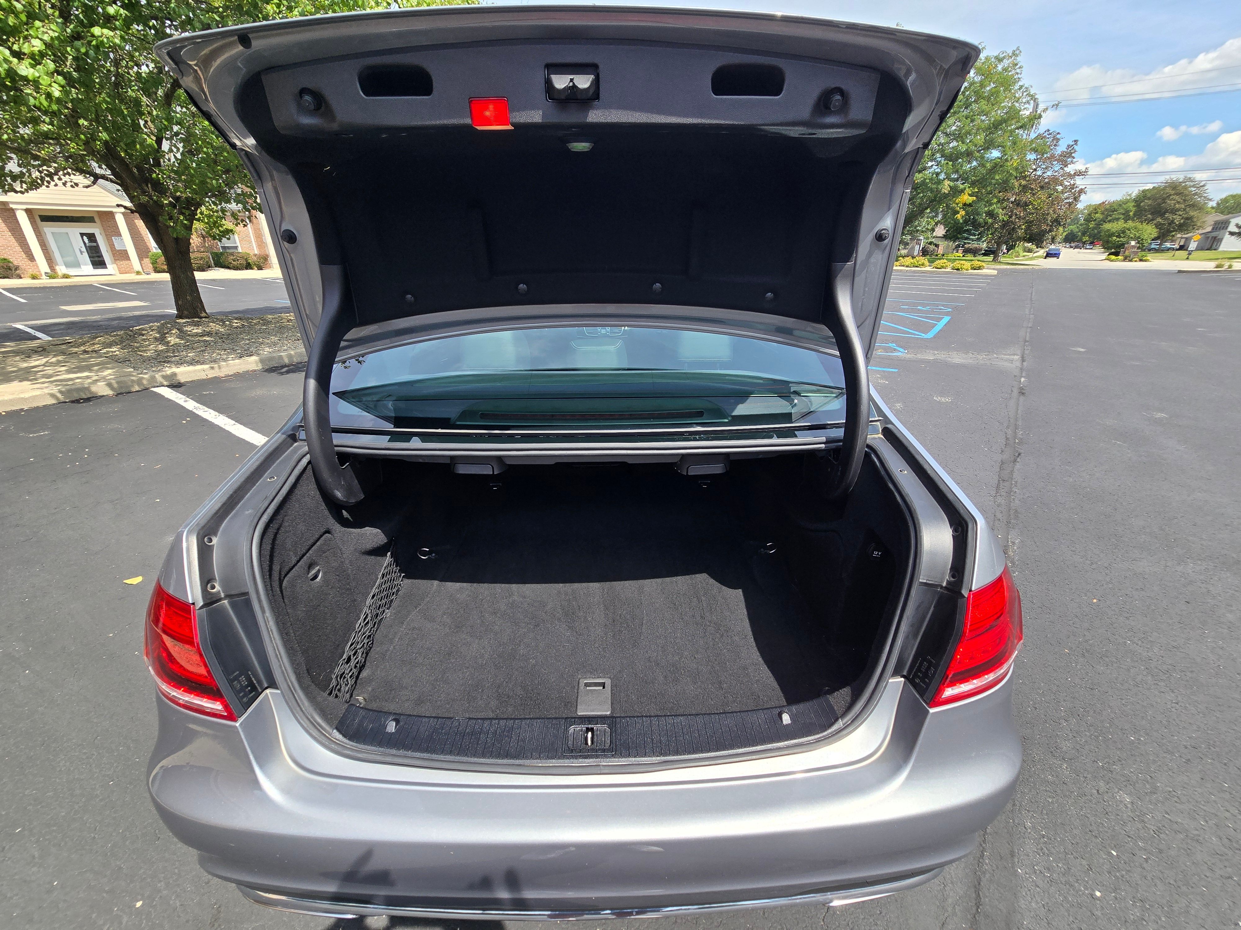 Used 2014 Mercedes-Benz E 350 4MATIC Sedan image 9
