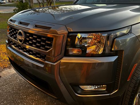Used 2025 Nissan Frontier SV w/ SV Convenience Package RWD image 9