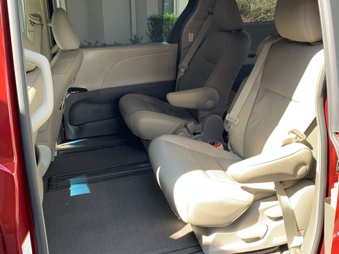 Used 2015 Toyota Sienna XLE image 12