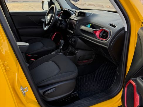 Used 2023 Jeep Renegade Trailhawk image 4