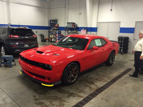 Used 2015 Dodge Challenger SRT Hellcat image 1