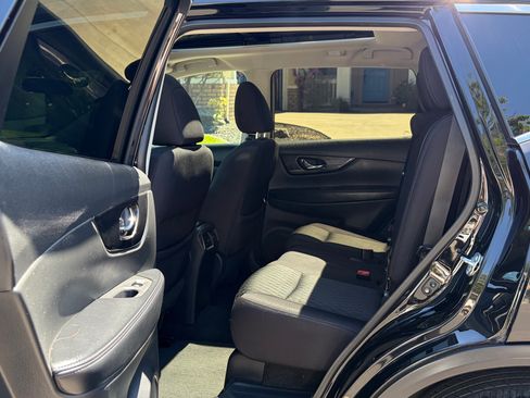 Used 2017 Nissan Rogue SV FWD image 13