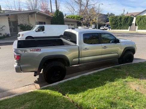 Used 2021 Toyota Tacoma TRD Off-Road w/ Technology Package image 8