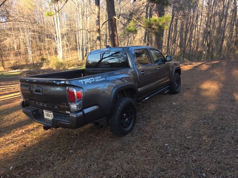 Used 2022 Toyota Tacoma TRD Off-Road w/ Technology Package image 8