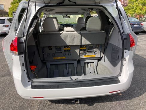 Used 2014 Toyota Sienna XLE image 5