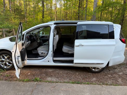Used 2020 Chrysler Pacifica Limited FWD image 6