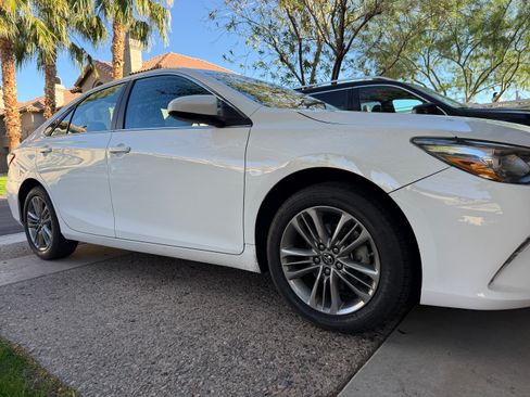 Used 2017 Toyota Camry SE image 4