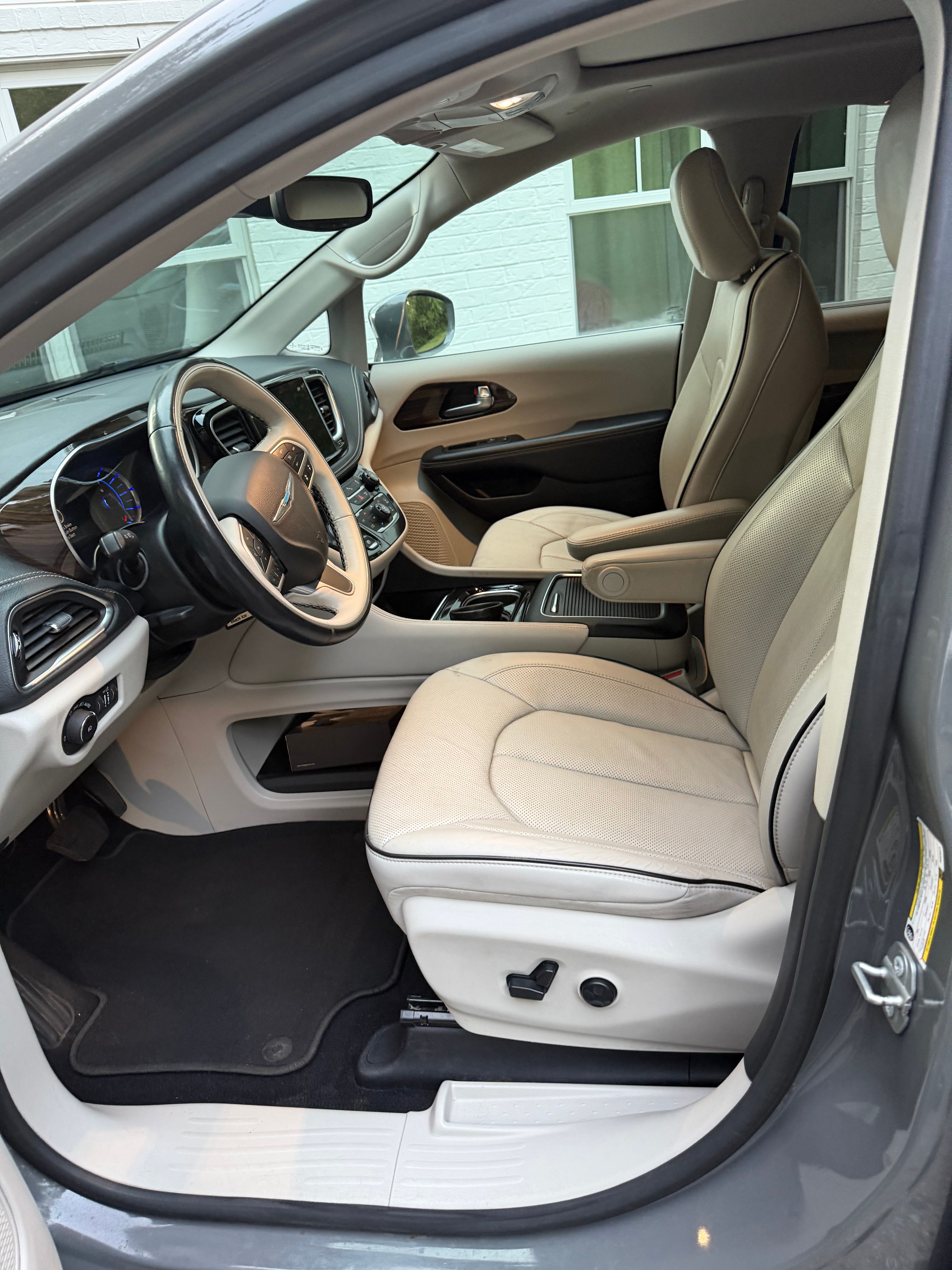 Used 2021 Chrysler Pacifica Limited FWD image 11