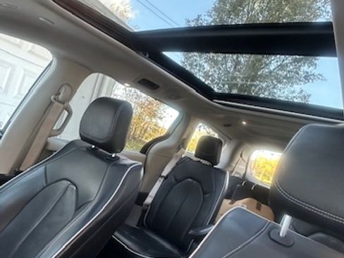 Used 2022 Chrysler Pacifica Limited image 5