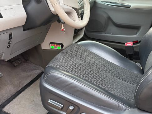 Used 2013 Toyota Sienna SE image 25