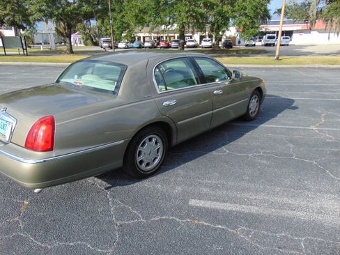Used 2001 Lincoln Town Car Signature image 4