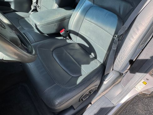 Used 2004 Cadillac De Ville Sedan w/ Equipment Group image 27