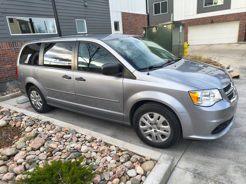 Used 2019 Dodge Grand Caravan SE w/ UConnect Hands-Free Group image 6