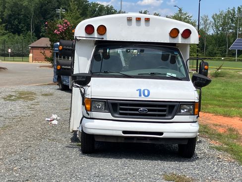 Used 2005 Ford E-350 and Econoline 350 Super Duty image 2