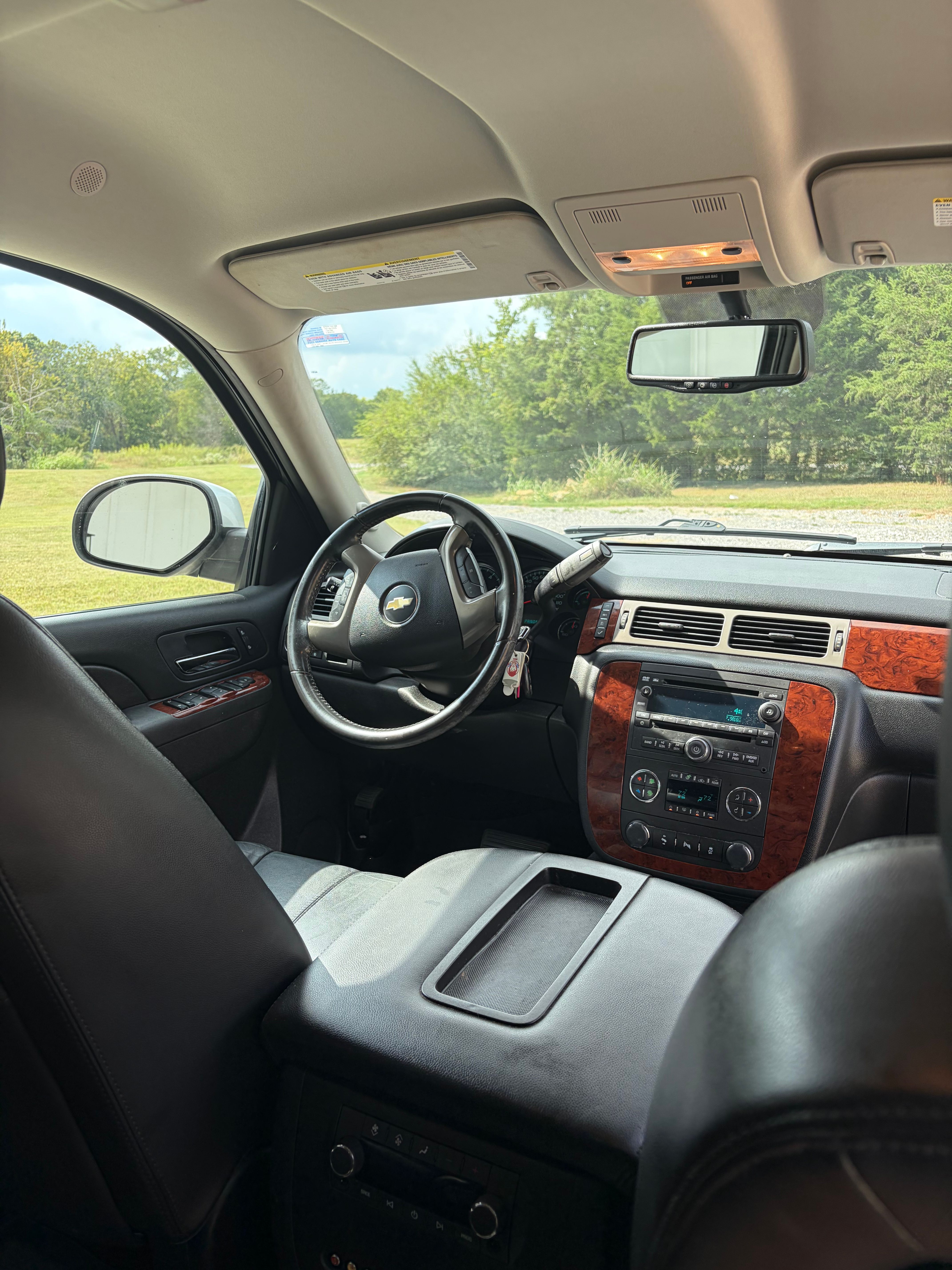 Used 2014 Chevrolet Suburban LT RWD image 14