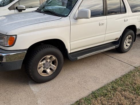 Used 2000 Toyota 4Runner SR5 image 1