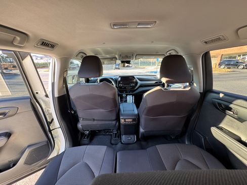 Used 2023 Toyota Highlander LE FWD image 10