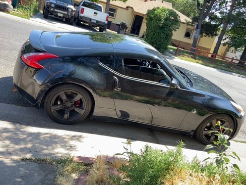 Used 2011 Nissan 370Z Coupe RWD image 2