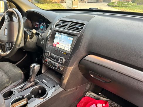 Used 2018 Ford Explorer XLT w/ Equipment Group 202A image 9