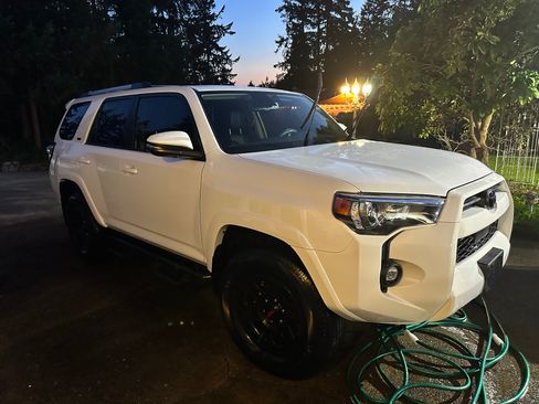 Used 2022 Toyota 4Runner SR5 Premium w/ Moonroof Package AWD/4WD image 6