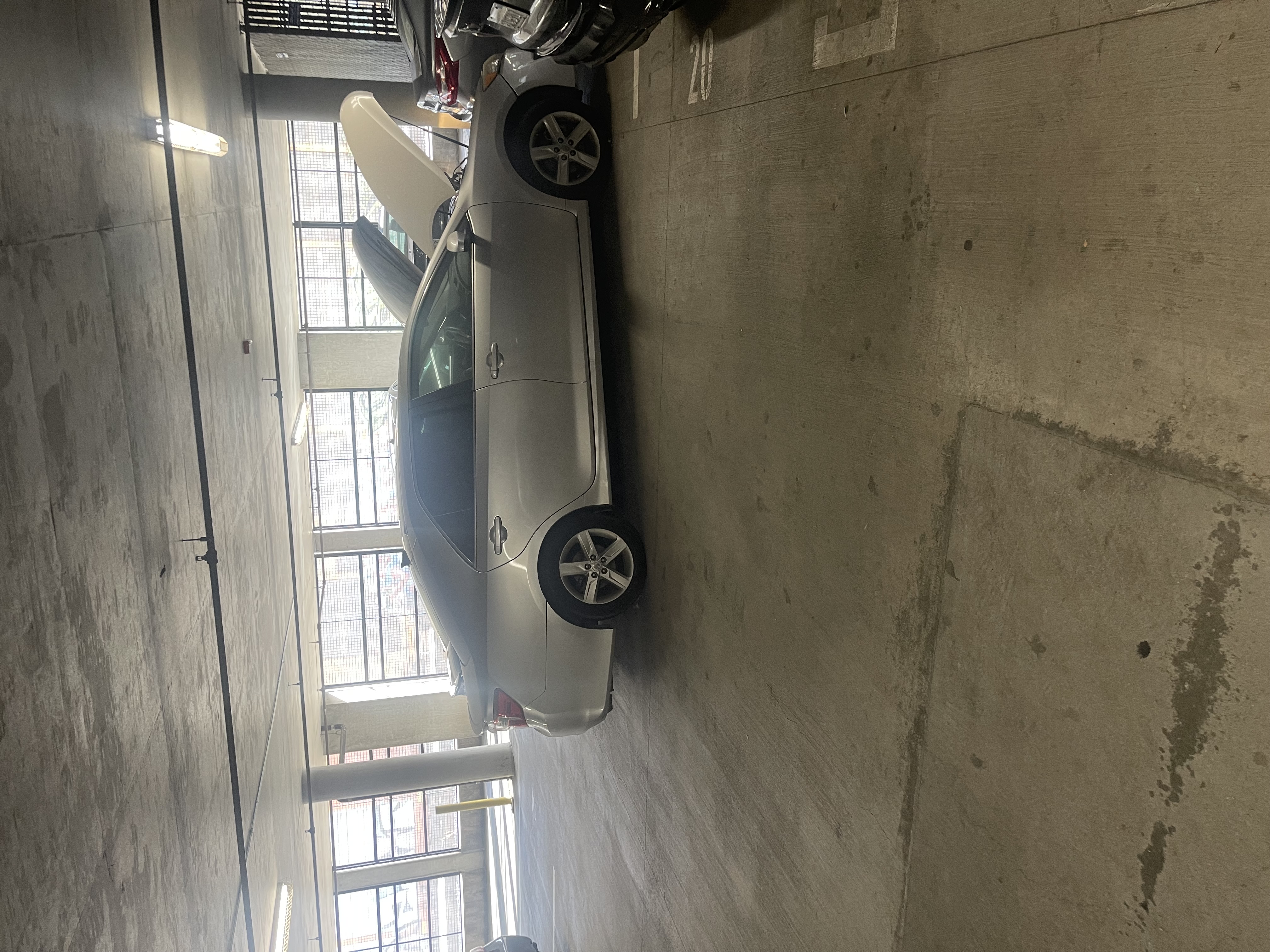 Used 2014 Toyota Camry SE w/ Moonroof Package FWD image 12