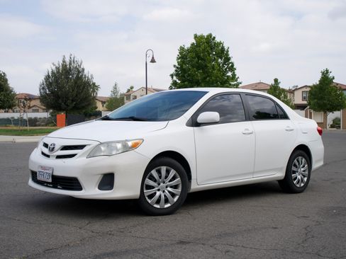 Used 2012 Toyota Corolla LE FWD image 1