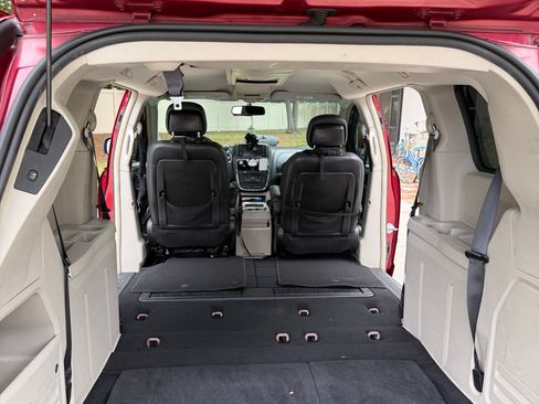 Used 2016 Chrysler Town & Country Touring FWD image 9