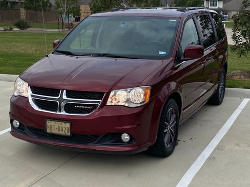 Used 2017 Dodge Grand Caravan SXT image 17