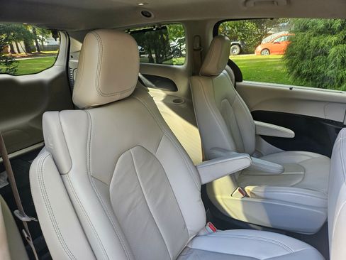 Used 2018 Chrysler Pacifica Touring-L image 11