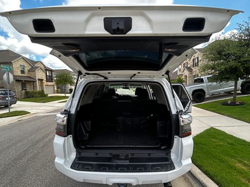 Used 2018 Toyota 4Runner SR5 AWD/4WD image 5