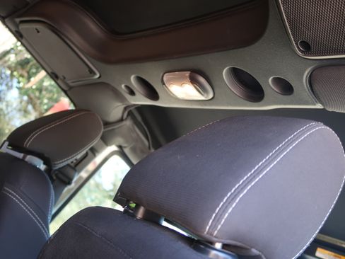 Used 2017 Jeep Wrangler Unlimited Rubicon w/ Connectivity Group image 25