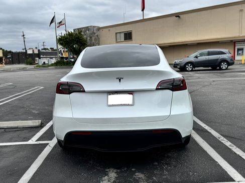 Used 2024 Tesla Model Y Long Range RWD image 10