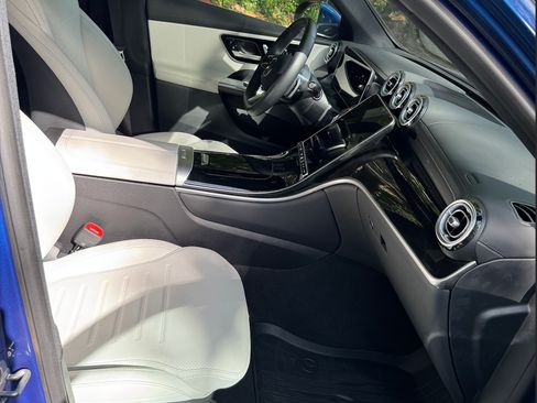 Used 2025 Mercedes-Benz GLC 300 4MATIC image 6